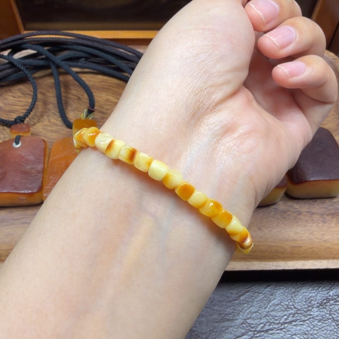 琥珀未镶嵌吊坠(赠链)