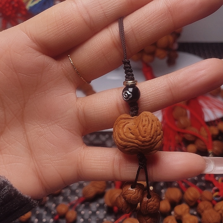 木质类龙纹桃枭挂件