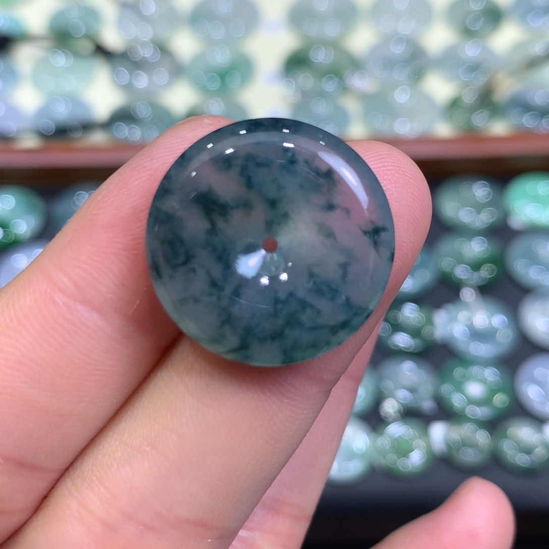 翡翠颈饰未镶嵌平安扣