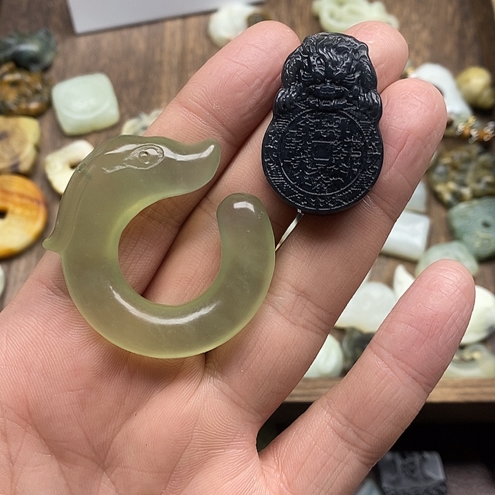 蛇纹石玉未镶嵌颈饰