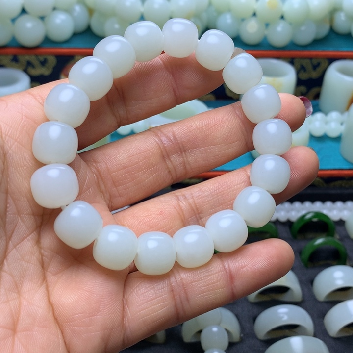 颈饰未镶嵌和田玉范**彪