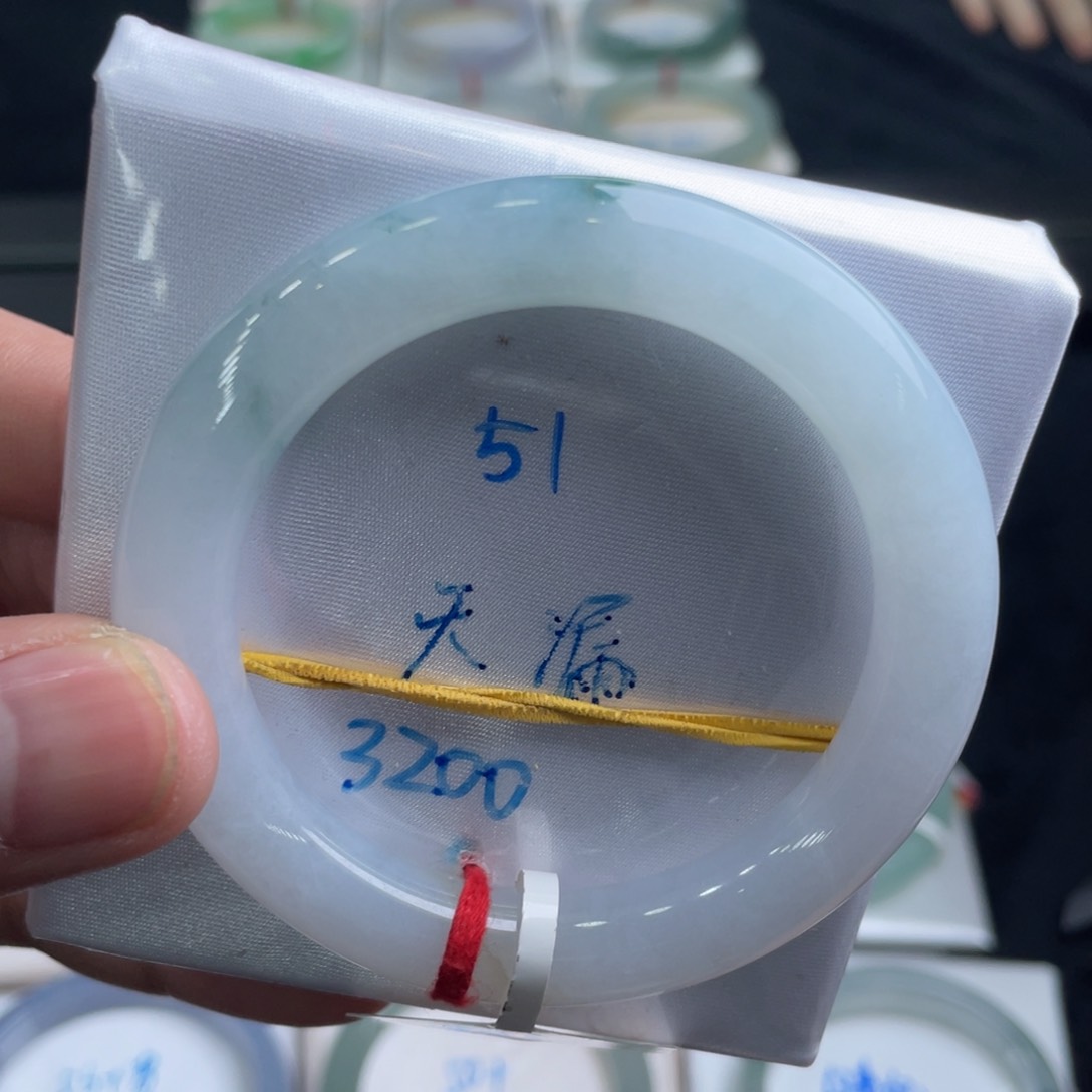 翡翠手镯未镶嵌翡翠手镯