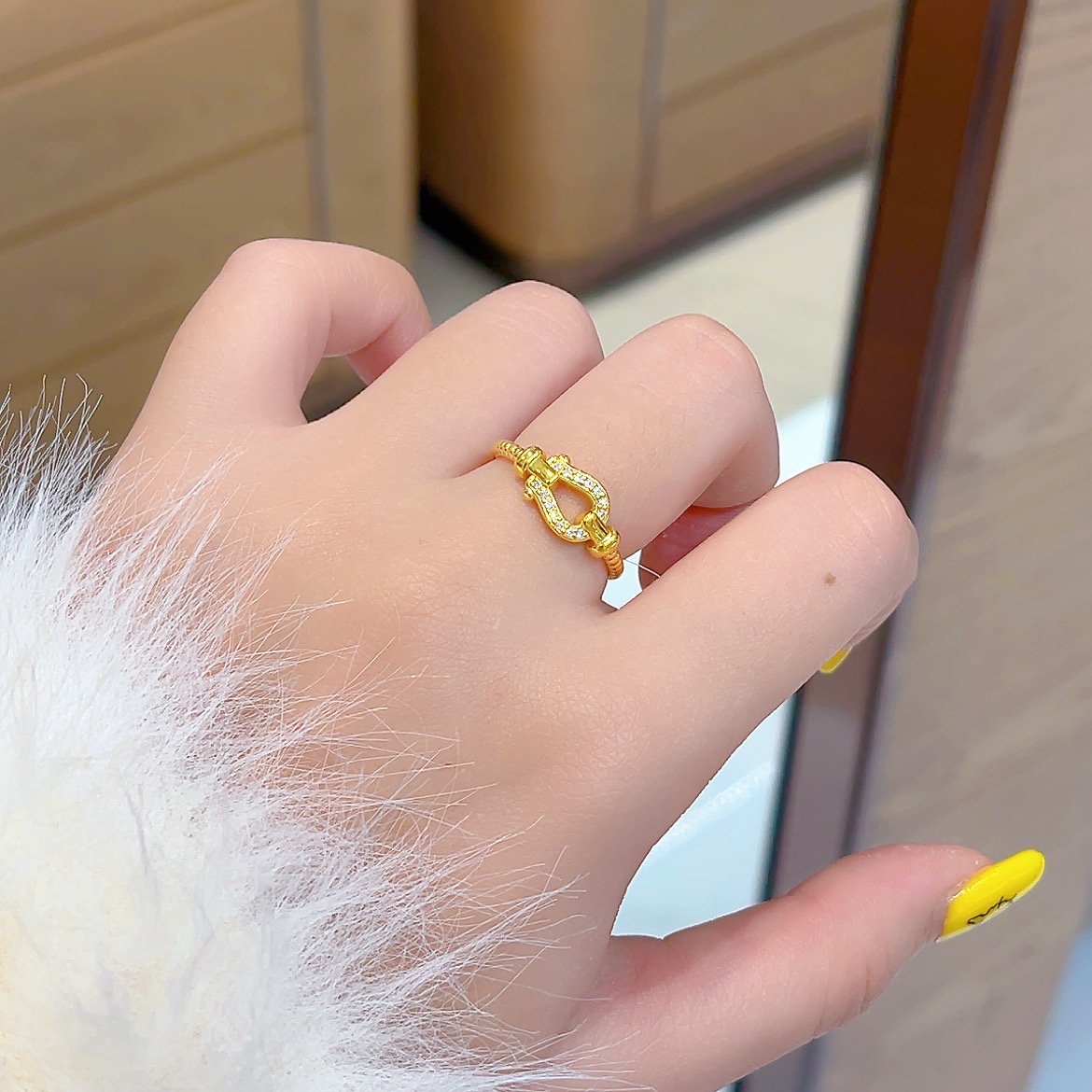 宝裕华黄金足金999 5D莫桑马蹄戒指