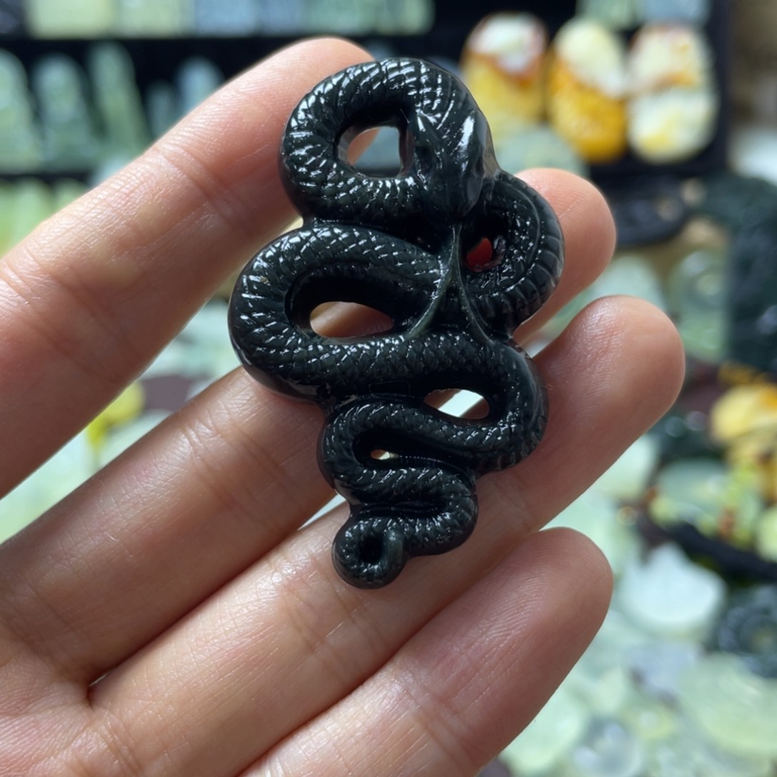 蛇纹石玉颈饰未镶嵌