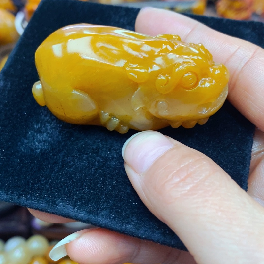 未镶嵌石英质玉（黄龙玉）项链