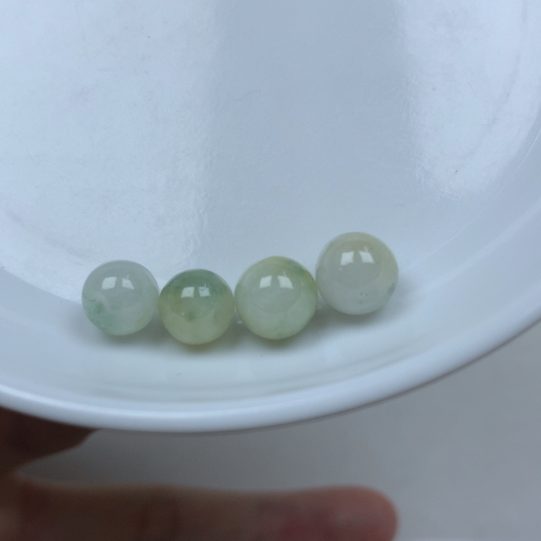 翡翠颈饰未镶嵌卡7.9黄➕绿。