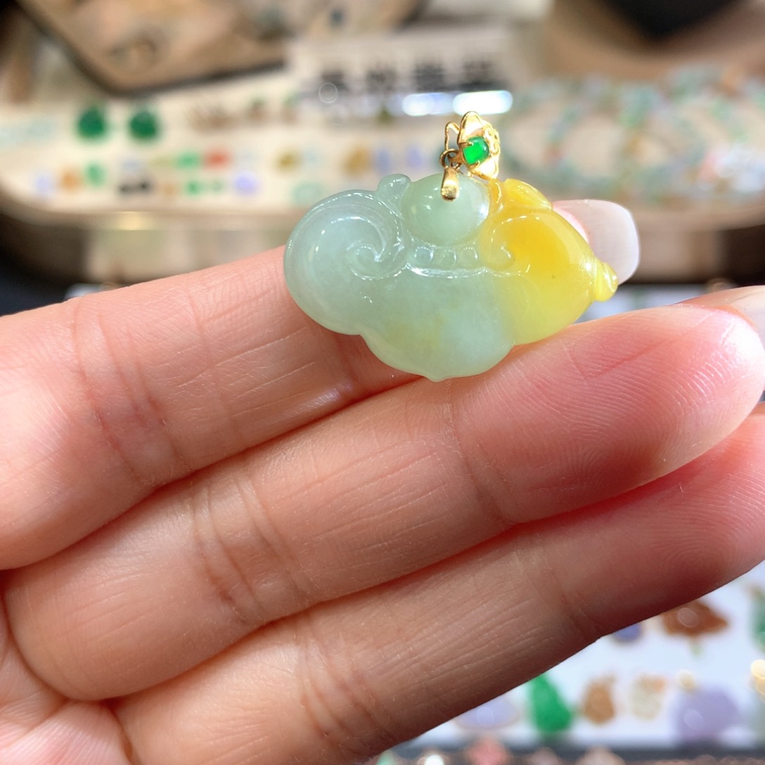 翡翠颈饰18K金镶嵌翡翠吊坠的未镶嵌