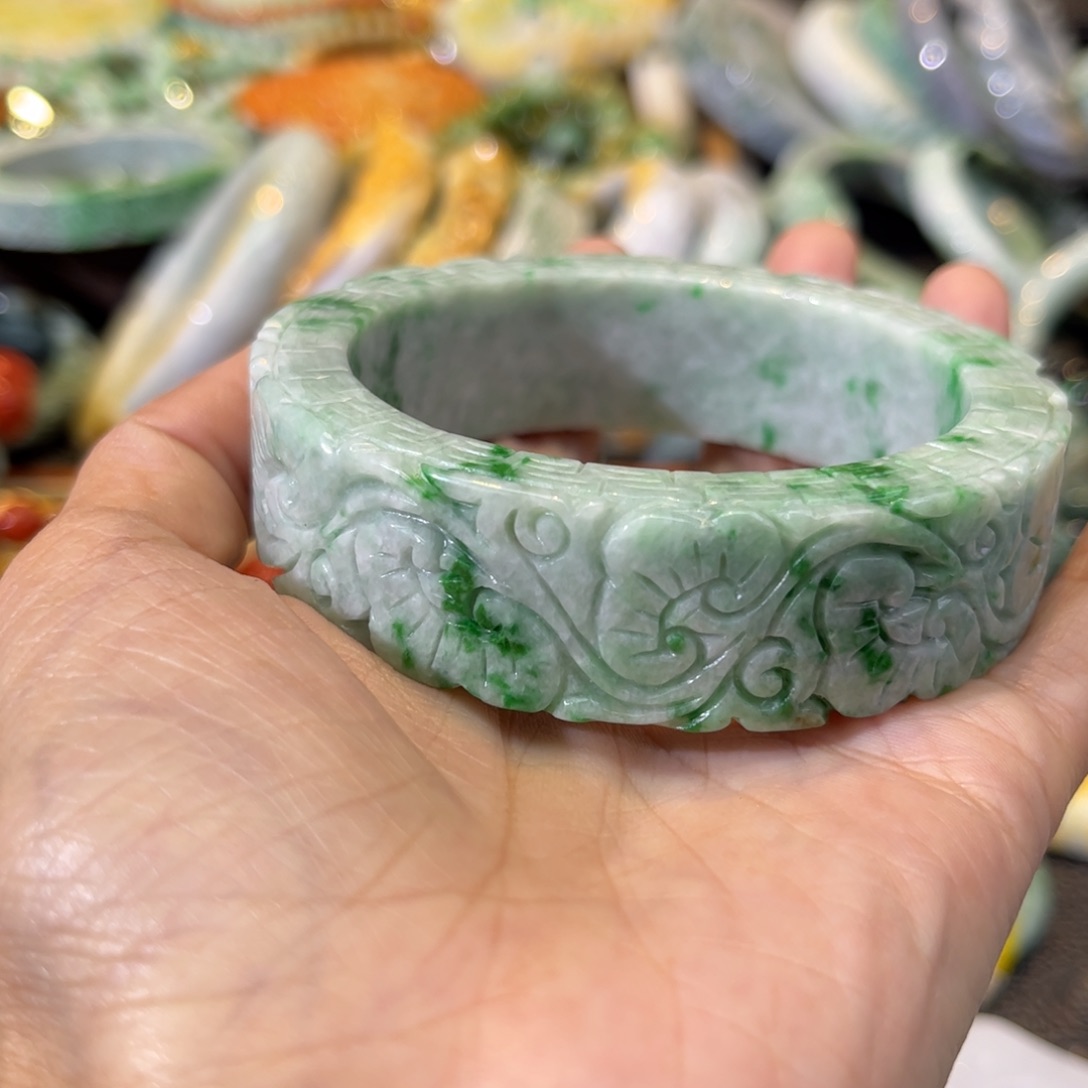 翡翠手镯未镶嵌?**佳手镯