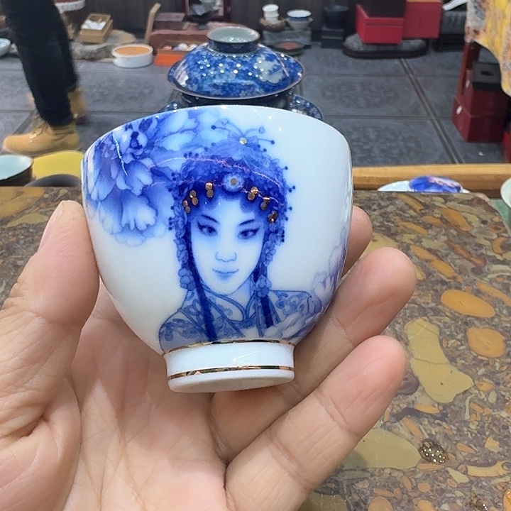 骨瓷杯一个，瓷。。。品茗