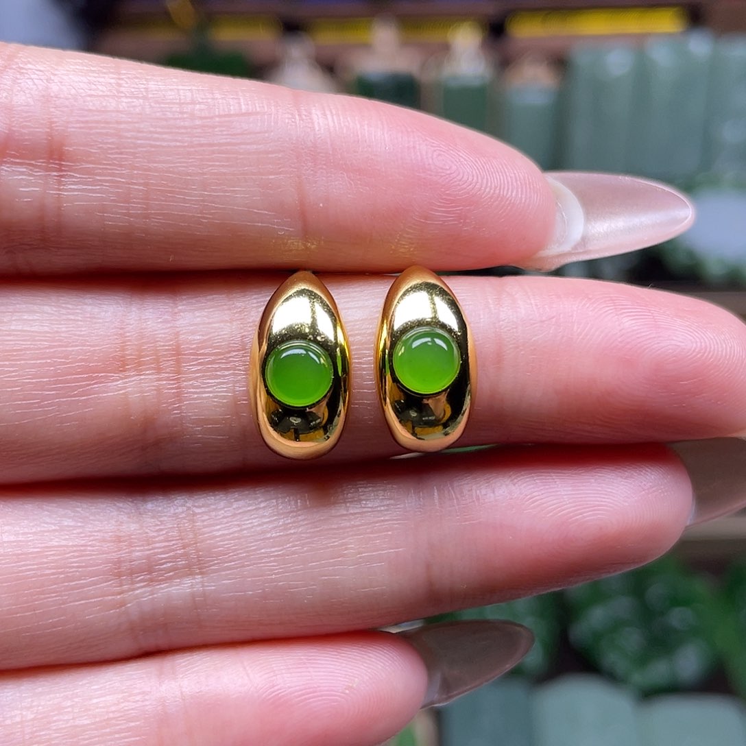 【闪购商品】和田玉苹果绿耳钉一对银S925镶嵌磊****主
