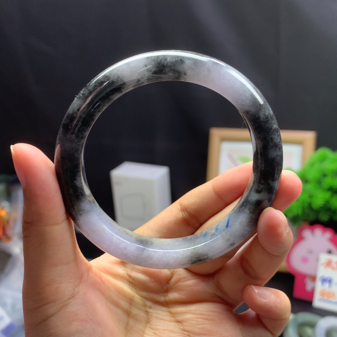 翡翠手镯未镶嵌有纹裂