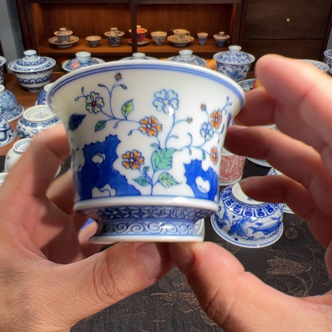 斗彩花卉高足马蹄杯