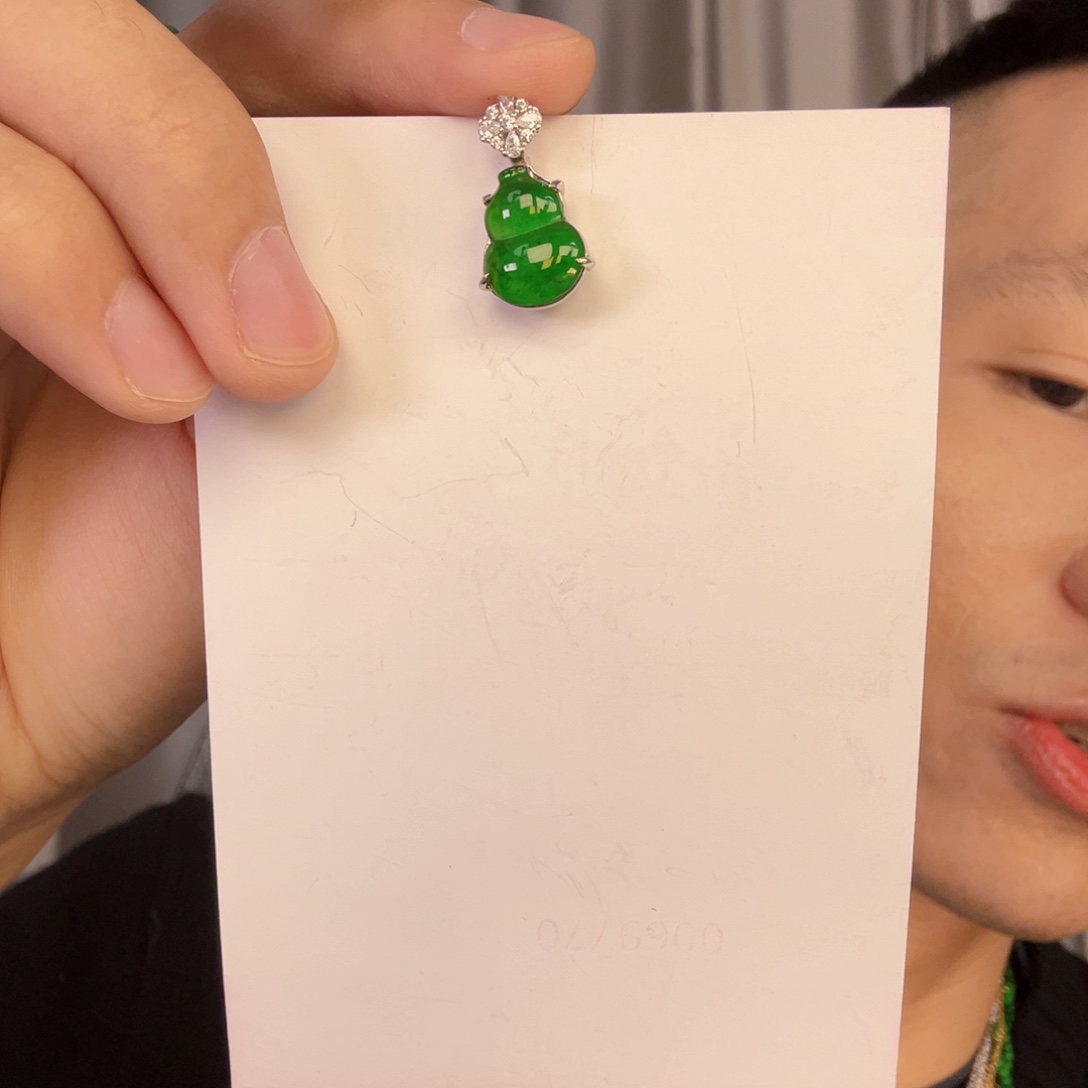 翡翠未镶嵌颈饰一件