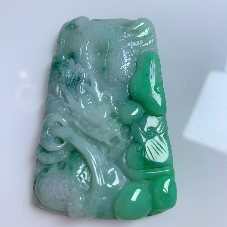 天然翡翠A货无滤镜实拍飘绿龙牌吊坠一件