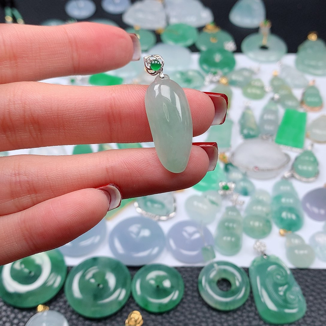 翡翠颈饰18K金镶嵌天然翡翠