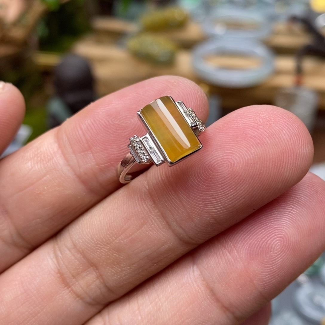 翡翠戒指18K金镶嵌戒指