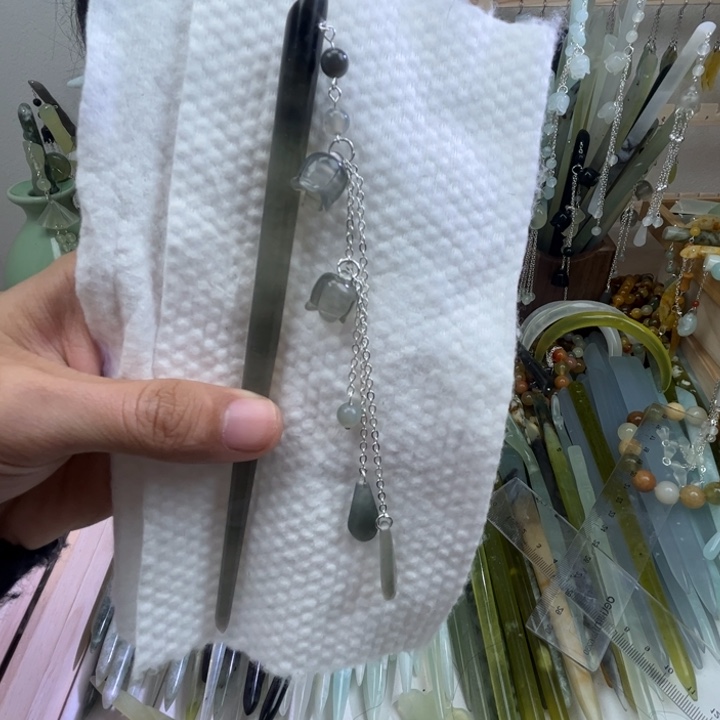 蛇纹石玉发饰未镶嵌微瑕，灰冰，头有个不明显的线