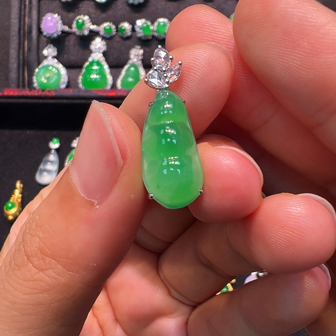 翡翠18K金镶嵌颈饰福豆