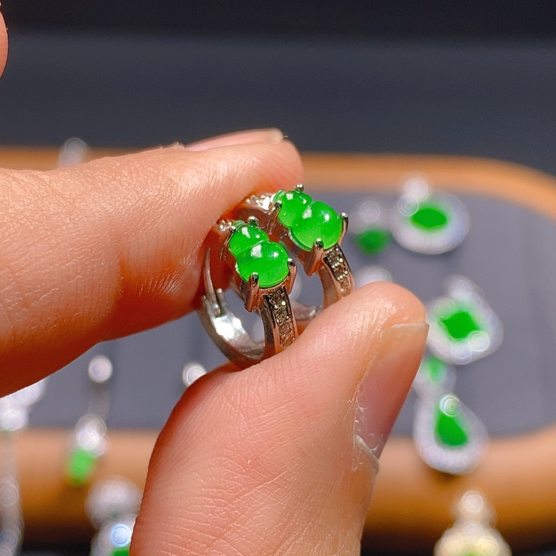 翡翠耳饰未镶嵌