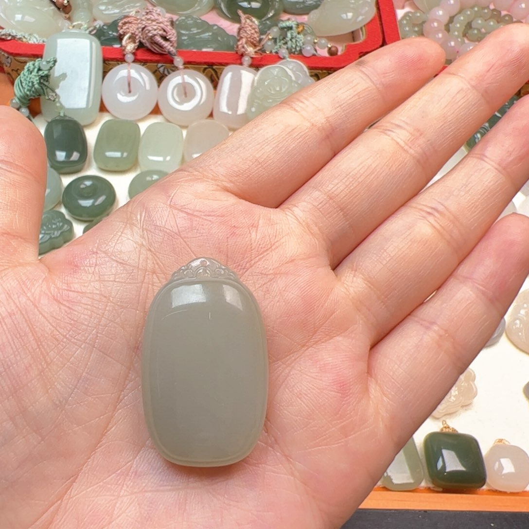 和田玉未镶嵌颈饰铭*