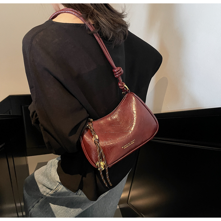 今年流行的包包女式2025新款斜挎包冬季高级感休闲百搭单肩腋下包