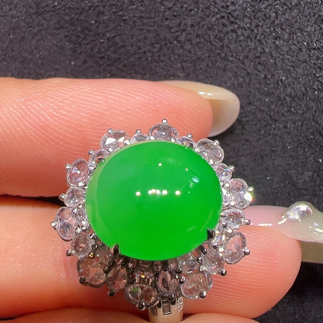 翡翠18K金镶嵌戒指蛋面