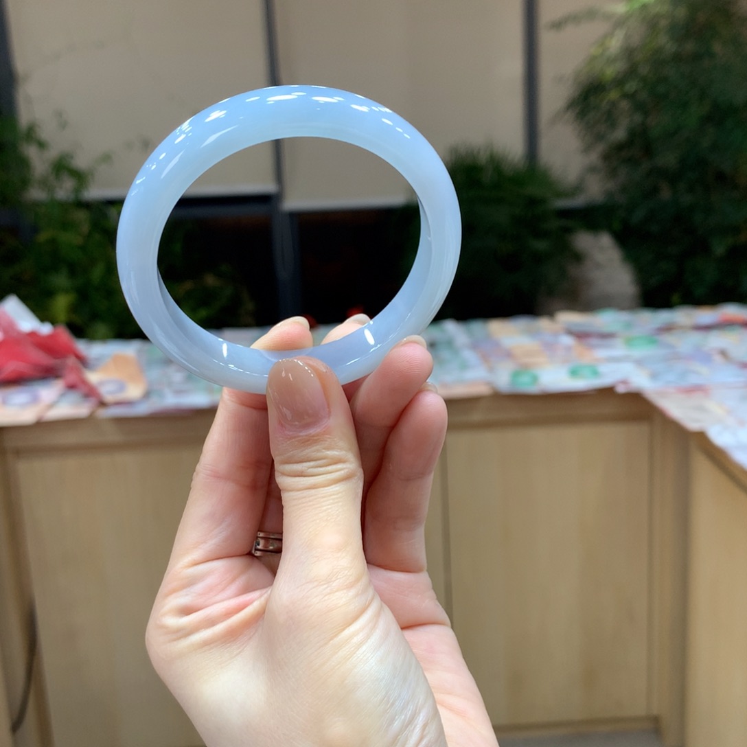 翡翠手镯未镶嵌不退不换