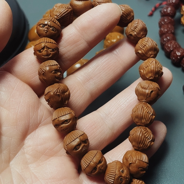 哪吒，野生龙纹桃核雕刻