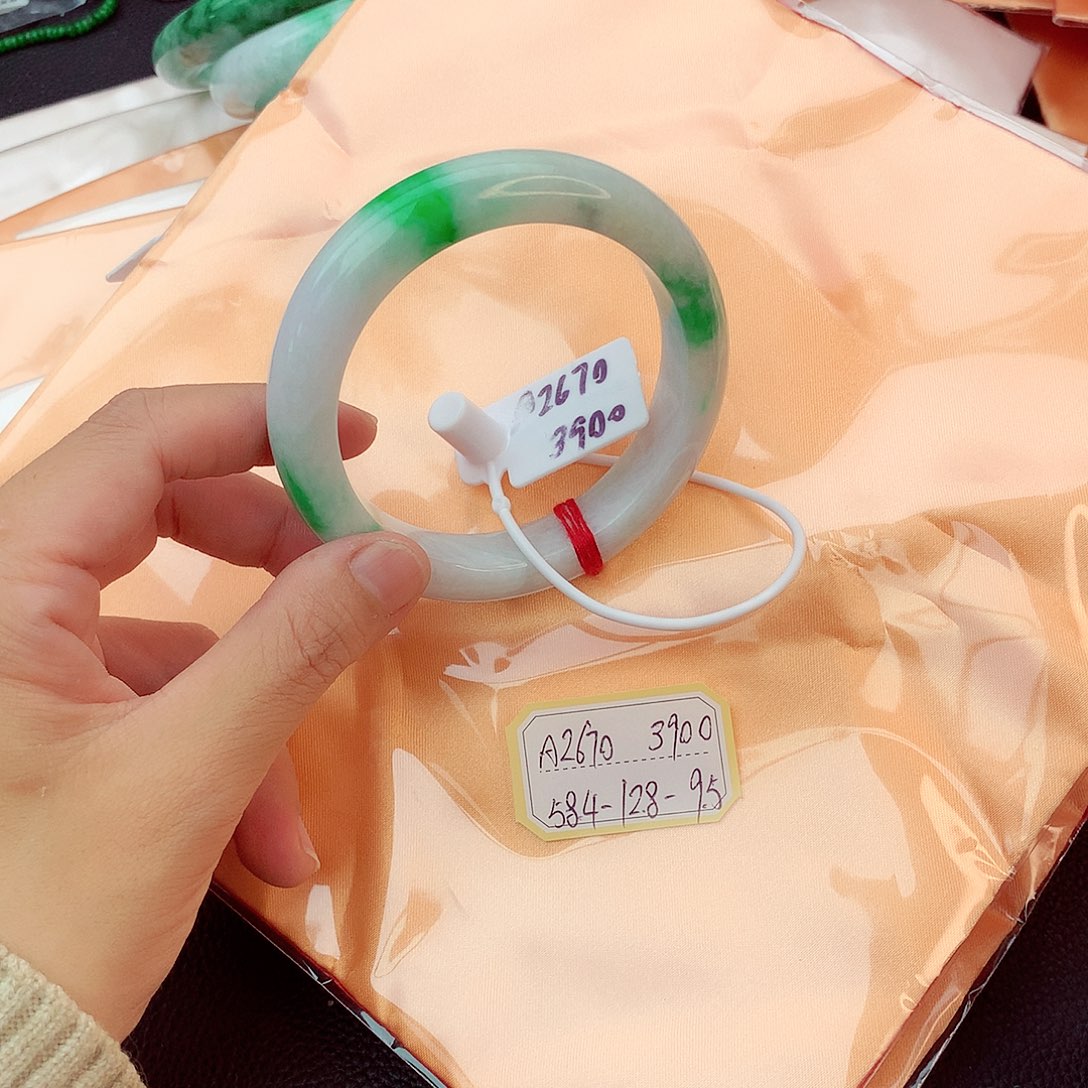 翡翠手镯未镶嵌翡翠