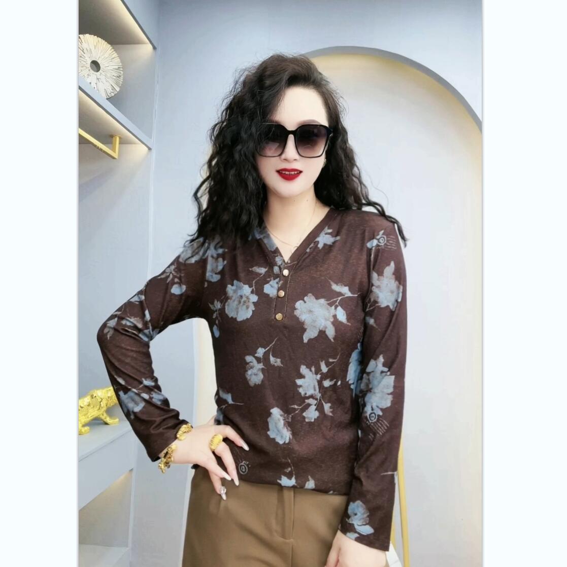 2025秋季女士减龄百搭显瘦大码V领衫长袖时尚休闲修身遮肉V领