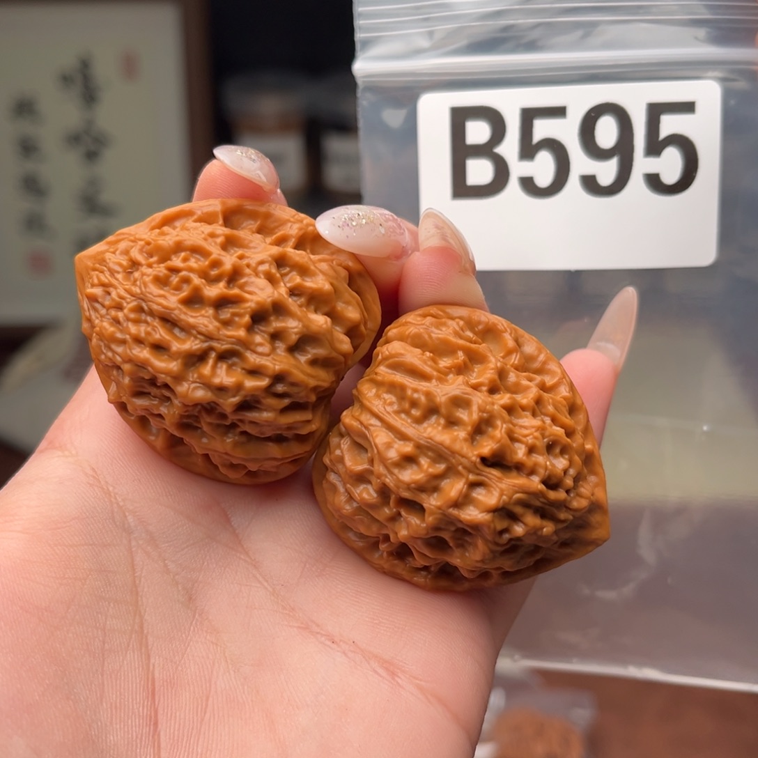 文玩核桃吊坠金牛40+