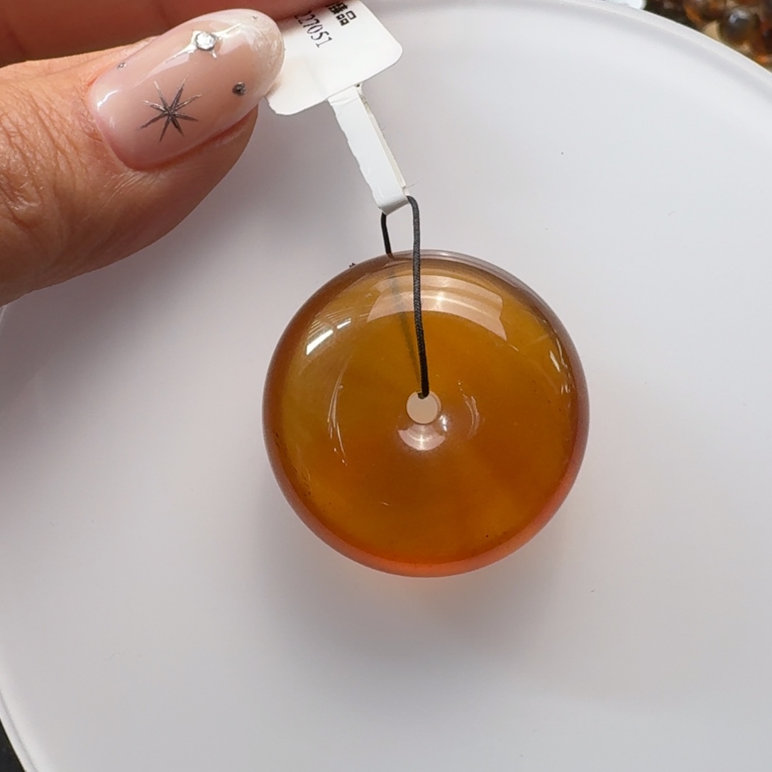 未镶嵌颈饰琥珀扣子