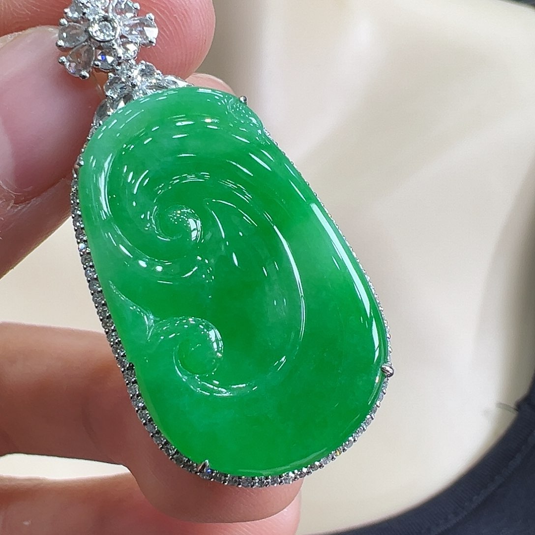 翡翠颈饰18K金镶嵌吊坠