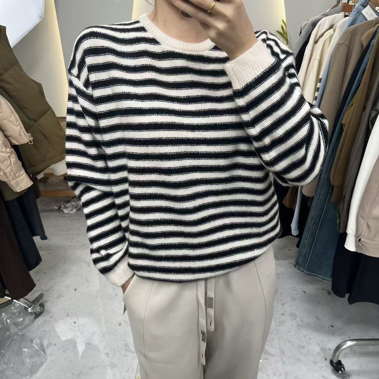 条纹圆领针织衫宽松黑白秋季毛衣针织女提花毛针织衫NCMM42YX04