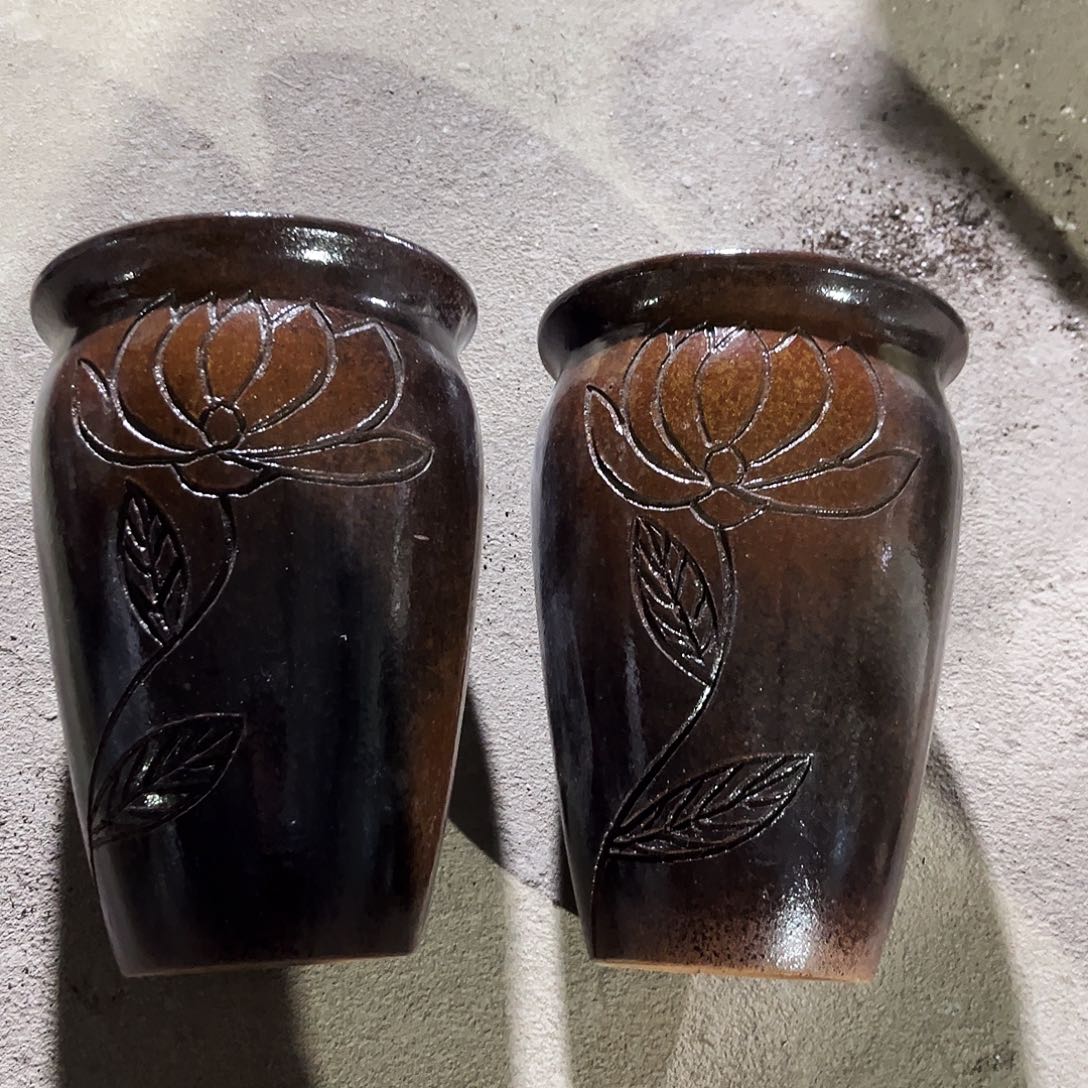 紫砂花盆里的小猫咪