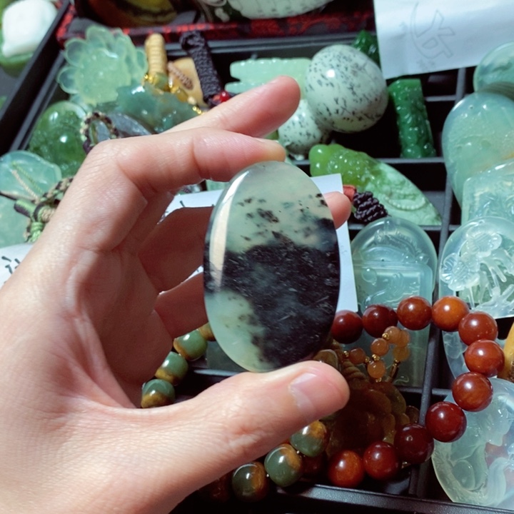 蛇纹石玉颈饰未镶嵌