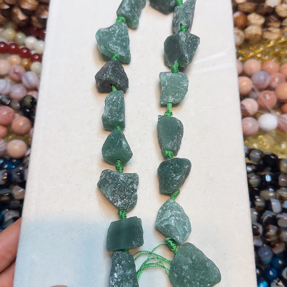 玛瑙/玉髓未镶嵌珠宝半成品原矿东陵玉随行一条