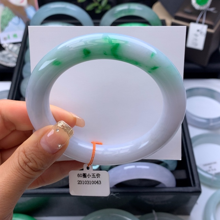 翡翠手镯未镶嵌圆条