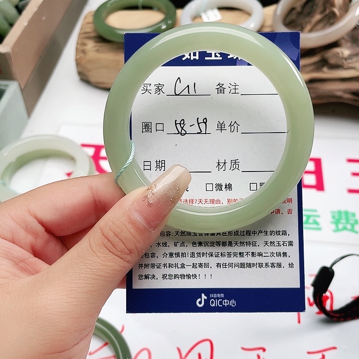 和田玉手镯未镶嵌随*?