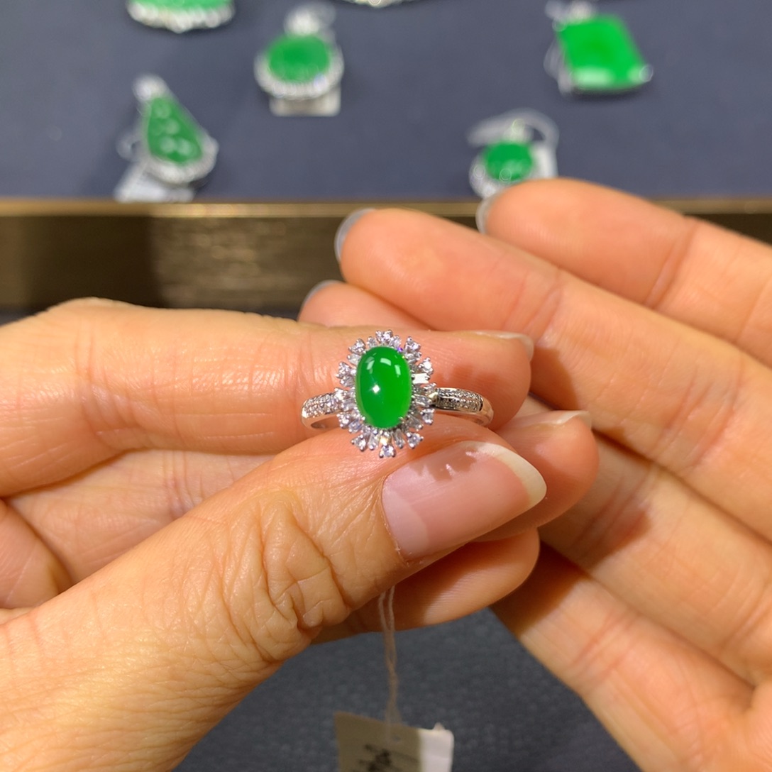 翡翠戒指18K金镶嵌翡翠