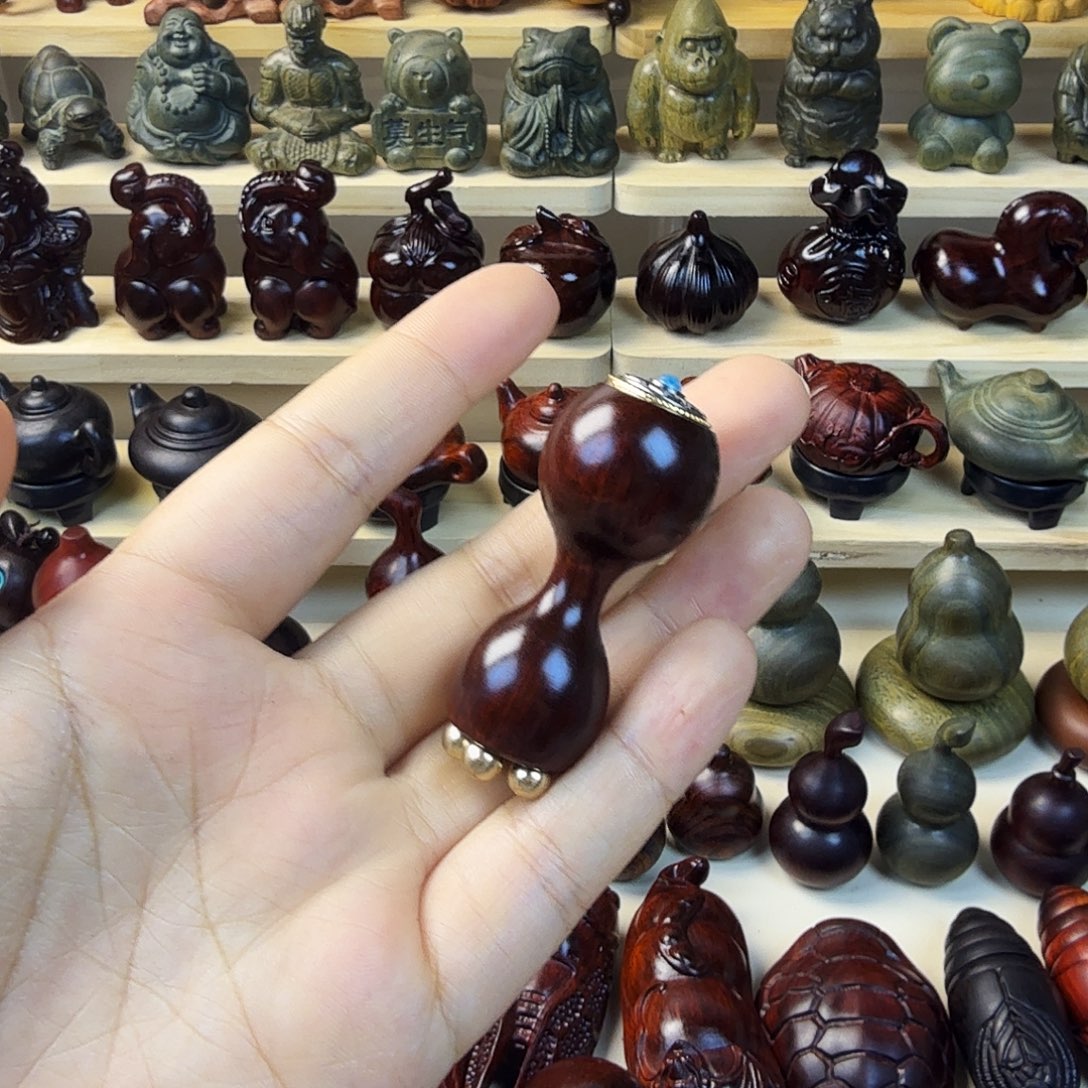 是***吖木     红色绕指一个