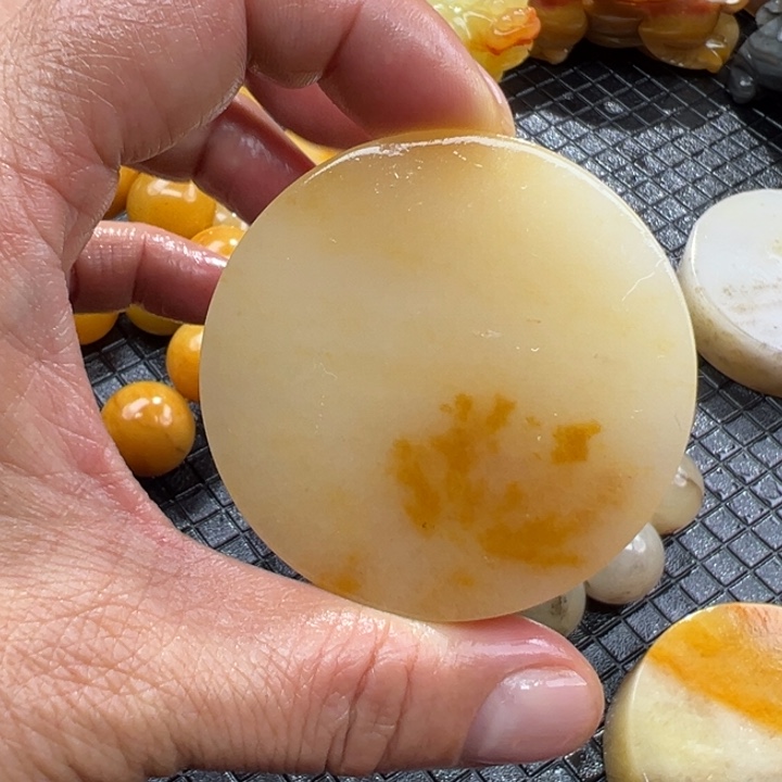 石英质玉（黄龙玉）颈饰未镶嵌