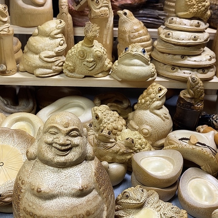 竹根雕弥勒和三只蟾