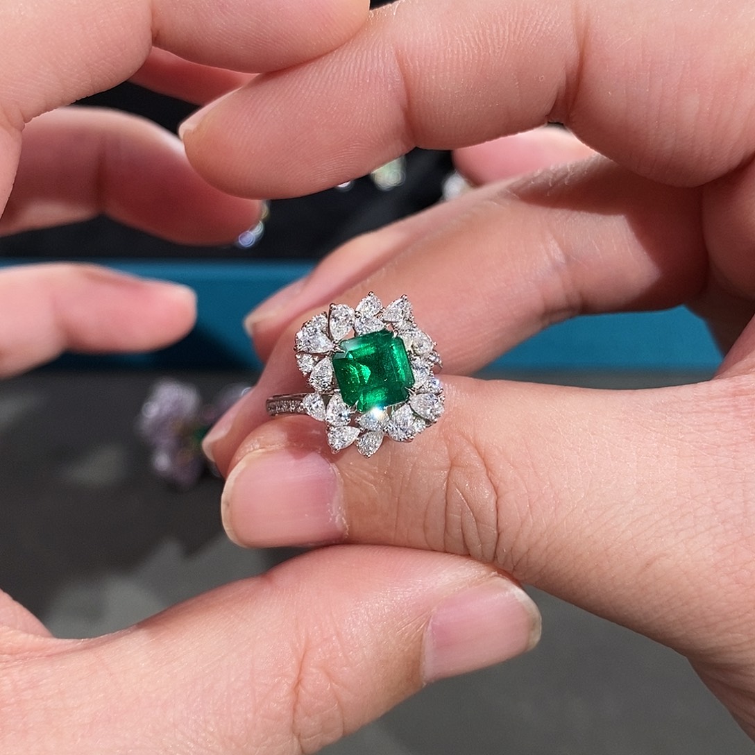 18K金镶嵌戒指祖母绿吉尔德微油沃顿绿1.97ct