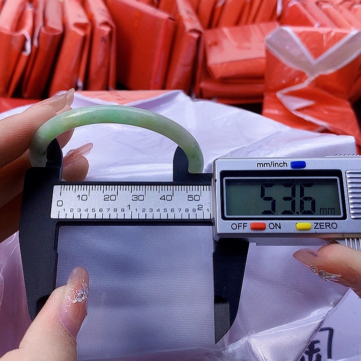 翡翠手镯未镶嵌181。 