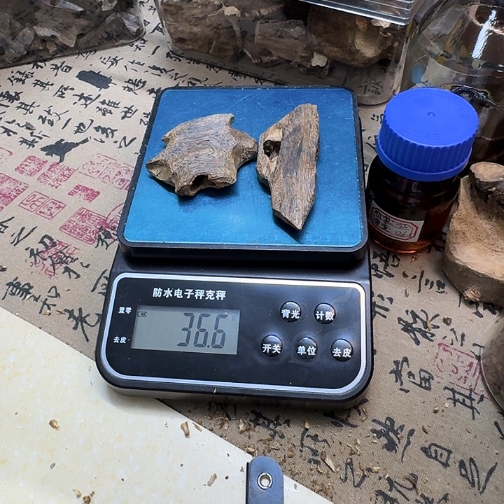 润***讯绿奇楠透顶绿块料36.6克
