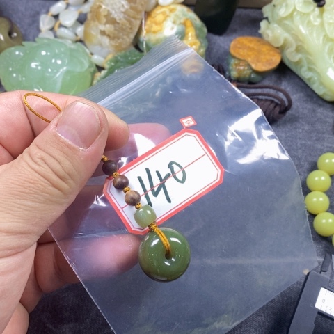 颈饰未镶嵌和田玉（糖玉）