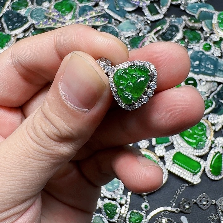 翡翠颈饰未镶嵌天然A货翡翠放漏