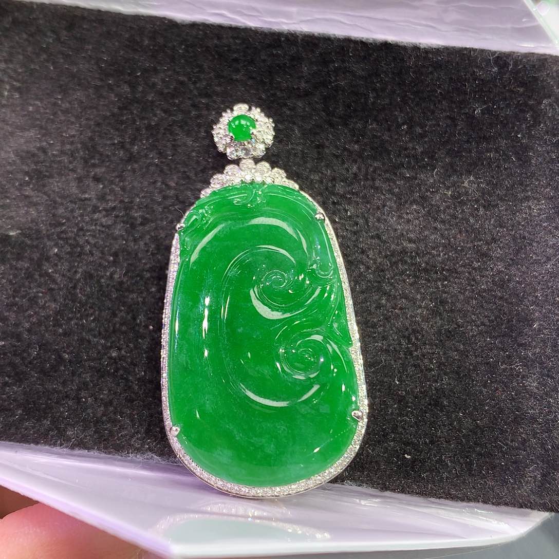 翡翠18K金镶嵌吊坠(赠链)