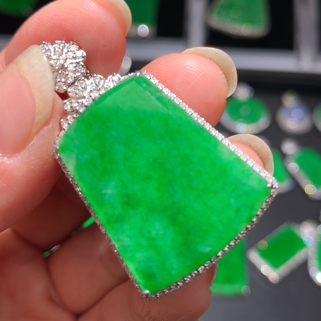 翡翠颈饰18K金镶嵌翡翠